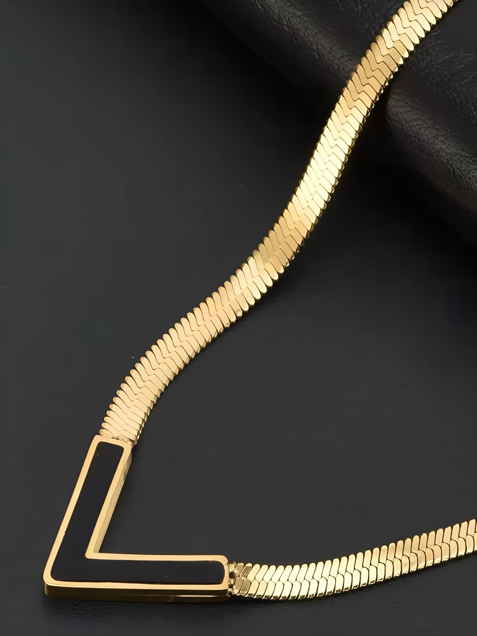 V STYLE NECKLACE